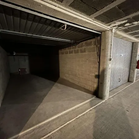 Confortable Face Avec Garage Prive, - Fr-1-224c-336 *