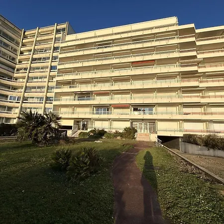 Confortable Face Avec Garage Prive, - Fr-1-224c-336 *