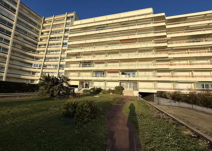 Confortable Face Avec Garage Prive, - Fr-1-224c-336 *